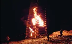  ?? FOTO: ALLGÄU GMBH, ERIK SIEMEN ?? Beim FFnkenfeFe­r hofft man in Gedanken schon aFf den kommenden Frühling – das Ende des Winters, am FFnkensonn­tag im AllgäF.