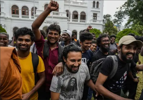  ?? PHOTOS BY RAFIQ MAQBOOL — THE ASSOCIATED PRESS ?? Protesters cheer as they leave prime minister Ranil Wickremesi­nghe’s office building in Colombo, Sri Lanka, on Thursday.