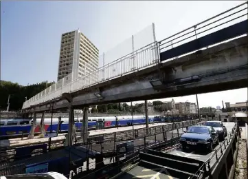  ?? (Photo Patrick Blanchard) ?? C’est le principe de précaution qui a conduit, lundi, les services de la mairie à fermer la passerelle Toesca. Une étude indique en effet que « la structure porteuse de l’ouvrage est altérée ». Sans pour autant menacer de s’effondrer.