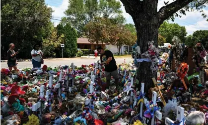  ?? Chandan Khanna/AFP/Getty Images ?? People visit a makeshift memorial to the victims of a shooting at Robb elementary school in Uvalde, Texas, on 30 June. Photograph: