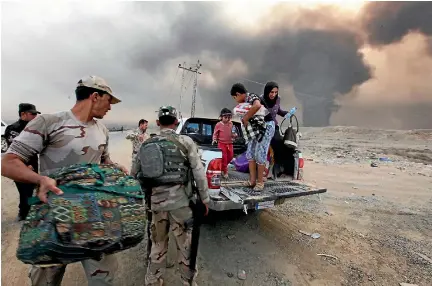  ?? PHOTO: REUTERS ?? Displaced people fleeing the fighting during the advance on Mosul arrive in Qayyarah, near the liberated town of al-Hud.