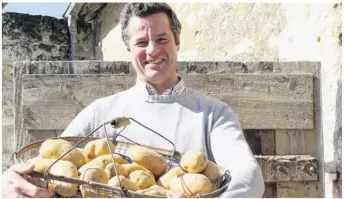  ??  ?? Les pommes de terre de Sébastien Cotreuil se vendent bien grâce au self-patates.