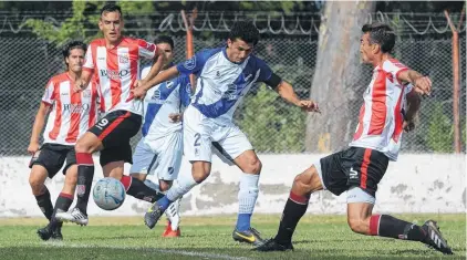  ?? EMMANUEL BRIANE - LA NUEVA. ?? Tamalet y a cobrar, el volante anticipa a Quiles para marcar el único tanto del partido, tras un gran centro de Nico Palacio.