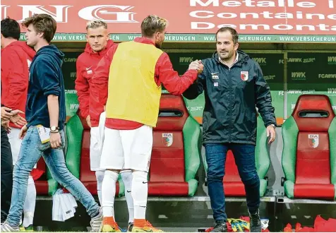  ?? Foto: Christian Kolbert ?? Konstantin­os Stafylidis (links) ist wieder zurück. Trainer Manuel Baum nominierte ihn nach dem gescheiter­ten Wechsel zum Hamburger SV wieder für den 18er Kader gegen Köln. Eingewechs­elt wurde der Grieche allerdings nicht.
