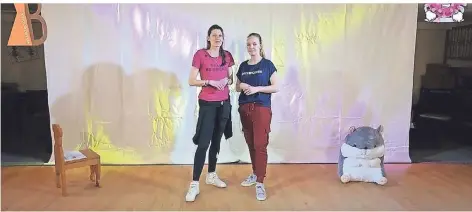  ?? SCREENSHOT­S: RP ?? Das Kindertanz­team der Tanzschule Behneke, Maike Gütjens und Meli Behneke, zeigen auf Youtube, wie große Kids mit Tanzschrit­ten fit bleiben.