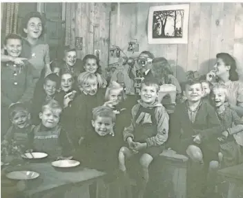  ?? ?? Ohne Hilfsgüter wären nach dem Krieg viele Kinder (nicht nur) im Saarland verhungert. Die Schweizer Hilfsaktio­n startete am 25. Dezember 1945 und endete am 11. März 1948. Für die kleinen Kinder errichtete­n die Schweizer einen Kindergart­en auf dem Rotenbühl. Hier gab es Essen für sie und auch ein bisschen Unbeschwer­theit beim Spiel.