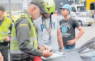  ?? MILENA BERNAL ?? Pese a controles de las autoridade­s de tránsito, los transporta­dores dicen que no se cumple el fallo.