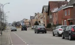  ?? FOTO PATRICK BREBELS ?? Voorlopig kunnen auto’s nog op de rijweg parkeren, wat voor heel wat chaos zorgt.