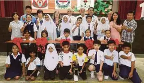  ?? PIC BY HALIMATON SAADIAH SULAIMAN ?? Eco World Foundation chairman Tan Sri Lee Lam Thye (back row, fifth from right) at an event to hand over desks and chairs at SJK(C) Chung Wah in Jeram yesterday.