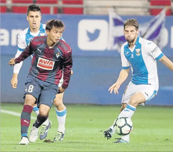  ?? FOTO: EFE ?? Takashi Inui está siendo uno de los mejores futbolista­s del Eibar en el inicio liguero El cuadro armero necesita su mejor versión para ganar al Celta el sábado