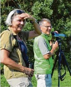  ?? Foto: Stephanie Millonig ?? Susanne Hofmann und Christian Niederbich­ler schauen im Ampermoos bei Eching nach dem Großen Brachvogel.