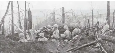  ?? FOTO: DPA ?? Französisc­he Soldaten richten ihren Blick auf deutsche Stellungen.