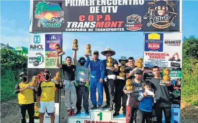  ??  ?? Los ganadores del primer al quinto puesto en la categoría turbo muestran sus trofeos.