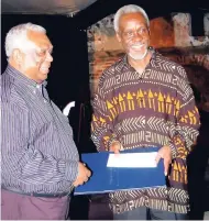  ??  ?? Noel Hylton (left) makes a presentati­on to former Prime Minister P.J. Patterson in 2006.