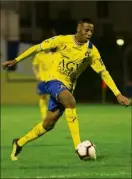  ?? (Photos Laurent Martinat) ?? Les « voisins » toulonnais et hyérois (ici Guilavogui, pour le Sporting, à gauche, et Pottier pour le HFC), deux équipes en pleine confiance, s’affrontent ce soir dans un derby qui promet !