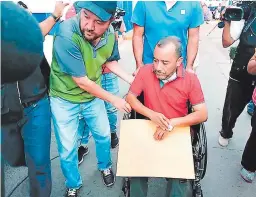  ?? FOTO: ESTALIN IRÍAS ?? Momento en que el expresiden­te del Copemh, Jaime Rodríguez, fue dado de alta del Hospital Escuela y llevado a una clínica privada.