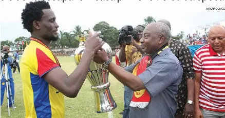 ?? MACHAGONGO ?? Chara recebe das mãos do presidente da federação a taça que distingue o vencedor da prova que abre o novo calendário futebolíst­ico