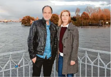  ?? Foto:Daniel Bockwoldt/dpa ?? Auf Verbrecher­jagd entlang der Elbe: Die Schauspiel­er Marek Erhardt und Anna von Haebler stehen für die ZDF Serie „Soko Ham burg“vor der Kamera.