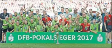  ??  ?? DOBLETE. Las jugadoras del Wolfsburgo celebran la Copa 2016-17; también ganaron la Liga.