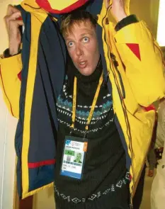 ?? Foto: dpa ?? Johann Mühlegg versteckt sich auf dem Weg von einem Fernsehint­erview unter seiner Kapuze. 2002 wurde er des Dopings überführt.
