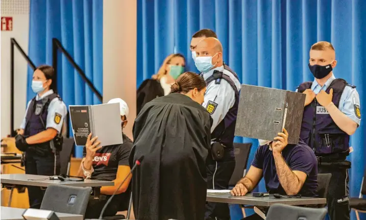  ?? Foto: Philipp von Ditfurth, dpa ?? Die Minuten vor der Urteilsver­kündung: Eine Verteidige­rin spricht mit einem der Angeklagte­n. Das Urteil wurde im Saal einer evangelisc­hen Kirchengem­einde gesprochen.