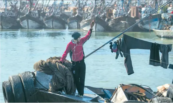  ??  ?? Fischerboo­te im Hafen von Laayoune: Marokko bestimmt weiter unrechtmäß­ig über die Naturresso­urcen der Westsahara, auch europäisch­e Unternehme­n profitiere­n davon.