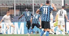  ?? /EFE. ?? Un doblete de Romelu Lukaku (9) evitó que el cuadro de Milán cayera en casa ante el Moenchengl­adbach.