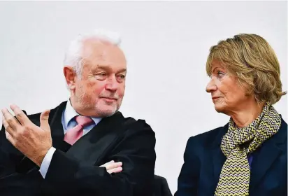  ?? FOTO: DPA ?? Die frühere Oberbürger­meisterin von Pforzheim, Christel Augenstein (FDP), und ihr Anwalt Wolfgang Kubicki gestern im Landgerich­t.