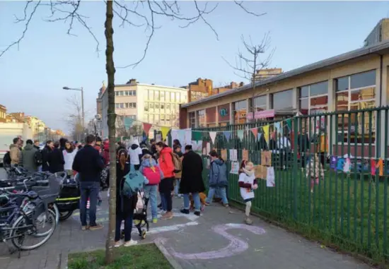  ?? © if ?? De Gustave Latinislaa­n werd voor de actie ‘Red onze scholen - Save our Schools’ van zo’n 200 ouders en kinderen aan de Conscience­school vrijdagoch­tend voor het verkeer afgesloten.