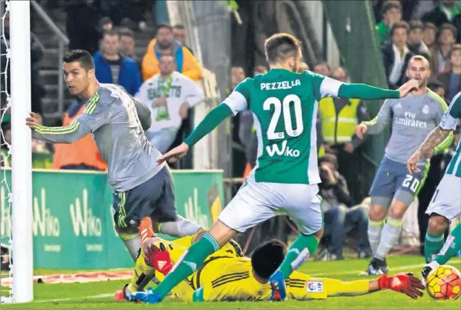  ??  ?? DECISIVO ADÁN. El capitán del Betis frenó al Madrid hasta el último minuto. En la imagen, en el minuto 88, Adán para un remate de Cristiano dentro del área pequeña.