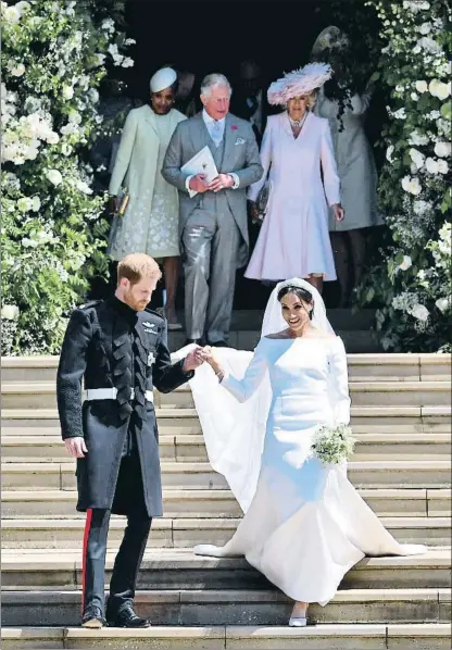  ??  ?? El príncipe Enrique y Meghan a la salida de la capilla de San Jorge y detrás ellos Doria, Carlos y Camila