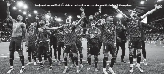  ?? ?? Los jugadores del Madrid celebran la clasificac­ión para las semifinale­s de la Champions.