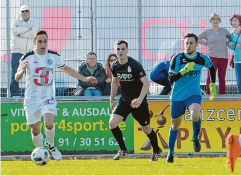  ?? Foto: Julian Leitenstor­fer ?? Schlüssels­zene des Spiels: Charly Fülla hatte in der 79. Minute Dachaus Keeper bereits ausgespiel­t und das leere Tor vor sich. Doch der TSV Angreifer ließ die dicke Chance zum Ausgleich liegen. Am Ende verlor Landsberg mit 0:2.