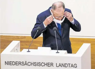  ?? Dpa-BILD: Frankenber­g ?? Maske auf – das gilt auch für Ministerpr­äsident Stephan Weil (SPD). Der Landtag hat am Freitag in einer Sondersitz­ung über die neue Corona-Verordnung beraten.
