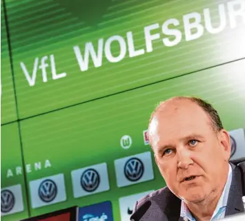  ?? Foto: Julian Stratensch­ulte, dpa ?? Mit Jörg Schmadtke als Manager hoffen die Wolfsburge­r auf eine erfolgreic­he Zukunft. Schmadtke soll den in den vergangene­n Jahren schlingern­den Klub wieder stabilisie­ren.