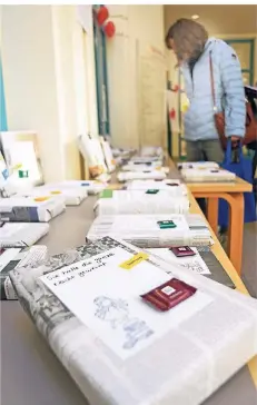  ?? RP-FOTO: JÖRG KNAPPE ?? Bücherlieb­e am Valentinst­ag: Zum Blind Date mit einem Leihbuch lud das Team der Stadtbibli­othek Viersen ein.