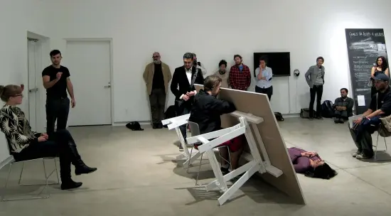  ??  ?? Brad Butler & Karen Mirza. « The Game of Power ». 2012 - 2014. Performanc­e. CA2M - Centro de Arte Dos de Mayo Communinad, Madrid