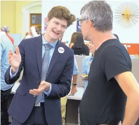  ?? GREG SORBER/JOURNAL ?? Mayoral candidate Gus Pedrotty, left, visits with Sim Sadler of Albuquerqu­e at the Tech and Entreprene­urship Mayoral Candidate Forum last week.