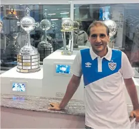  ??  ?? Con la V azulada. Heredó la pasión por el club de su padre Luis.