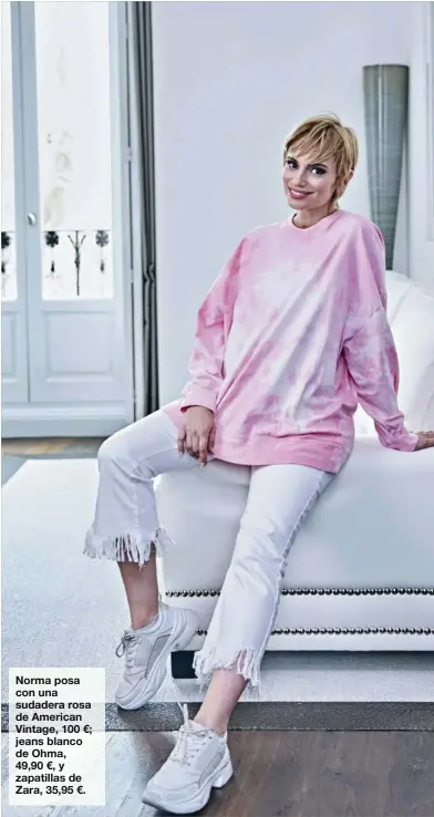  ??  ?? Norma posa con una sudadera rosa de American Vintage, 100 €; jeans blanco de Ohma, 49,90 €, y zapatillas de Zara, 35,95 €.