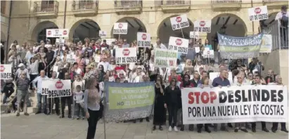  ?? Foto: Tino Calvo ?? Fast 1.000 Demonstran­ten gingen am Samstag in Dénia auf die Barrikaden.