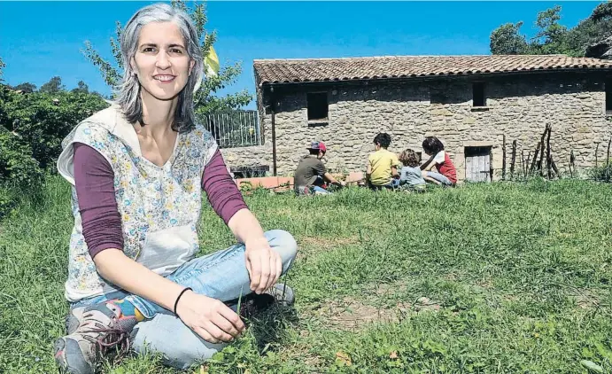  ?? PERE DURAN / NORD MEDIA ?? Carlota Sala, junto a sus hijos, en su vivienda del Moianès, donde les enseña competenci­as, más que contenidos, y sin horarios preestable­cidos