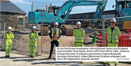  ?? KNIGHTS BROWN ?? At the Porthcawl breakwater refurbishm­ent works are Bridgend council leader Huw David, centre, with from left to right, Johanna Schwarting (year in industry placement), Hanna Bayoudhi (summer placement), Adam Blackmore (trainee engineer) and Ioan Clift (apprentice grounds worker).