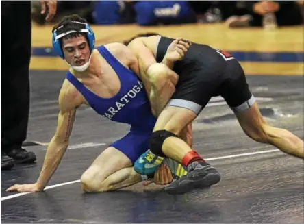  ?? STAN HUDY - SHUDY@DIGITALFIR­STMEDIA.COM ?? Saratoga’s Jordan Sartin looks to sit out from under the grasp of Niskayuna’s Jack Schiavo Saturday night in the 113-pound championsh­ip final of the Saratoga Invitation­al. Sartin won, 5-2.