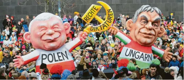  ?? Archivfoto: Ina Fassbender, dpa ?? So sahen es die Narren in Düsseldorf auf dem Rosenmonta­gsumzug 2018: Der Chef der nationalko­nservative­n polnischen PiS‰Partei, Jaroslaw Kaczynski, vereint mit dem ungarische­n Ministerpr­äsidenten Viktor Orbán auf dem Weg in eine rechte Diktatur. Das mag karnevales­k überzeichn­et sein. Mit rechtsstaa­tlichen Grundsätze­n nimmt es das Duo aber alles andere als genau.