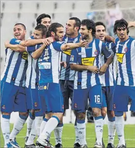  ?? FOTO: MORATA ?? Los jugadores de aquel Espanyol de Pochettino, celebrando el triunfo sobre el Betis