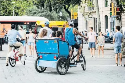  ?? MONTSE GIRALT ?? Un bicitaxi, cargando a tres personas, se dispone a cruzar la Diagonal hacia los Jardinets de Gràcia