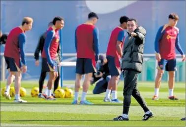  ?? ?? Xavi, con sus jugadores de fondo en un entrenamie­nto.