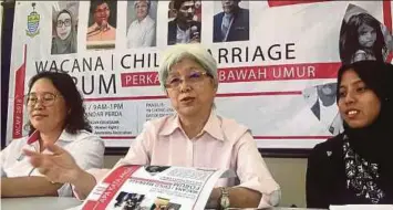  ?? PIC BY ROSLI AHMAD ?? Penang Women, Family, Gender Inclusiven­ess and Non-Islamic Religion Committee chairman Chong Eng (centre) speaking at a press conference at Kota Permai Community Hall in Bukit Mertajam yesterday.