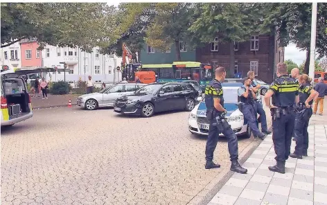  ??  ?? Am Kempener Busbahnhof endet am Mittag die Verfolgung­sjagd, die im niederländ­ischen Eindhoven ihren Ausgang nahm. Im Hintergrun­d ist der Fluchtwage­n, ein silberner BMW-Kombi, zu sehen. Foto: Jungmann